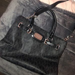 Micheal kors black purse with shoulder strap